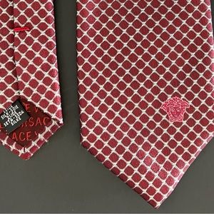 Pre-owned Versace Mens silk tie no stains or pulls.